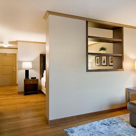 Clubhouse Hotel And Suites Pierre Buitenkant foto