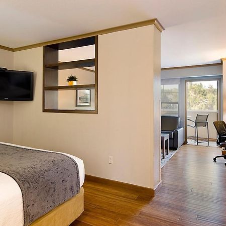 Clubhouse Hotel And Suites Pierre Buitenkant foto