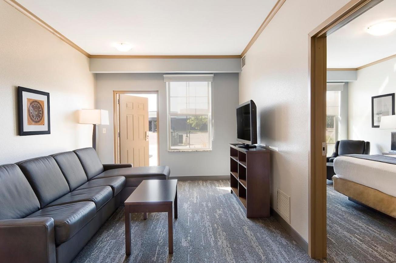 Clubhouse Hotel And Suites Pierre Buitenkant foto