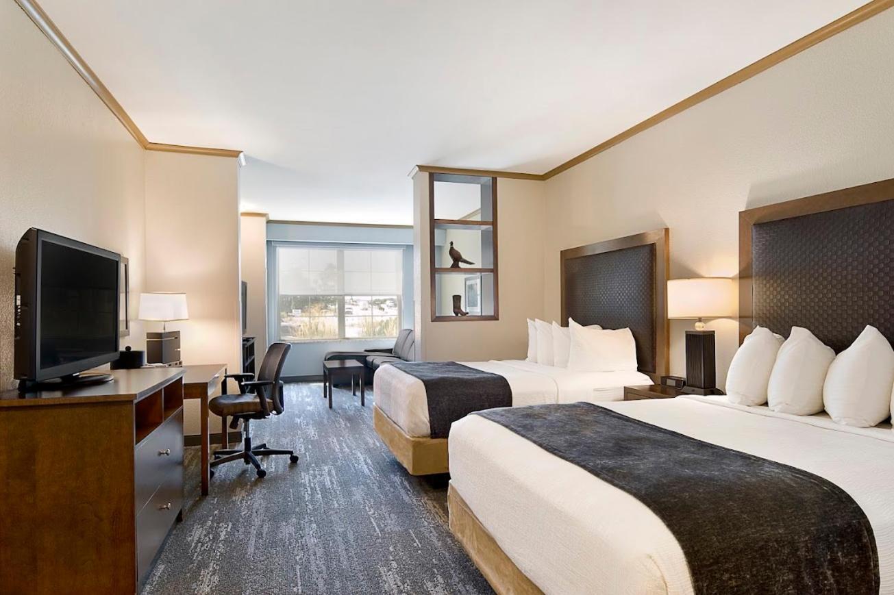 Clubhouse Hotel And Suites Pierre Buitenkant foto