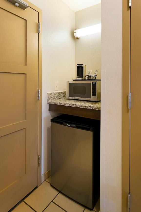 Clubhouse Hotel And Suites Pierre Buitenkant foto