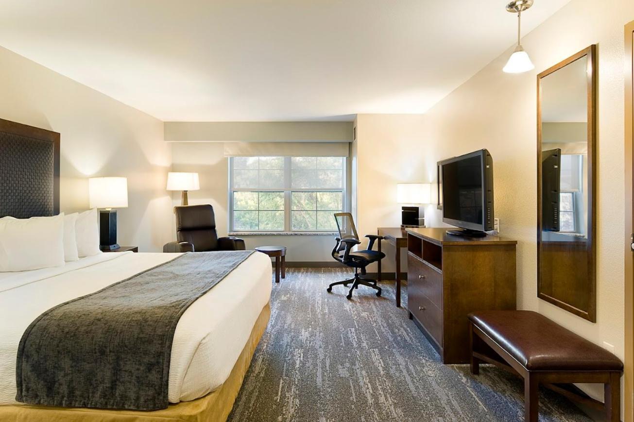 Clubhouse Hotel And Suites Pierre Buitenkant foto